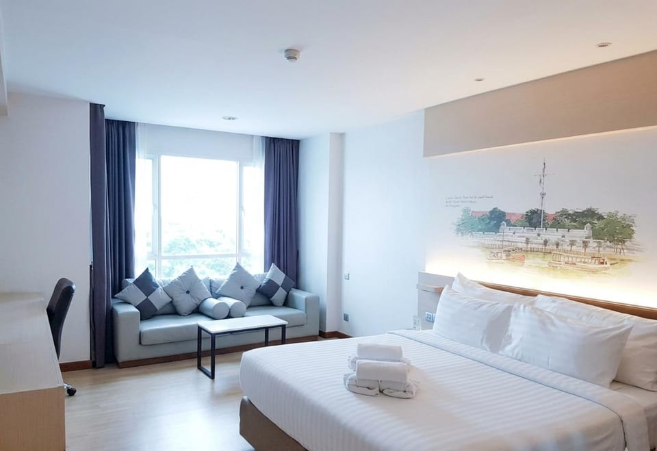 Bed, Photo of the whole room, Seating area, Bedroom
