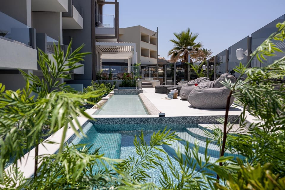 Property building, Day, Pool view, Swimming pool