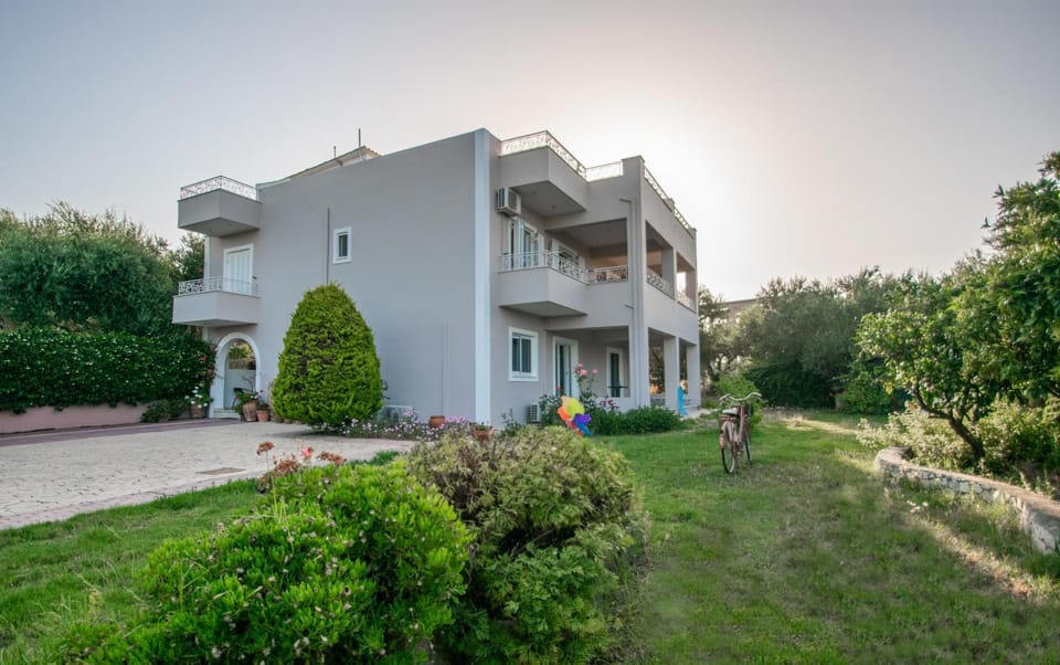 Property building, Garden, Parking