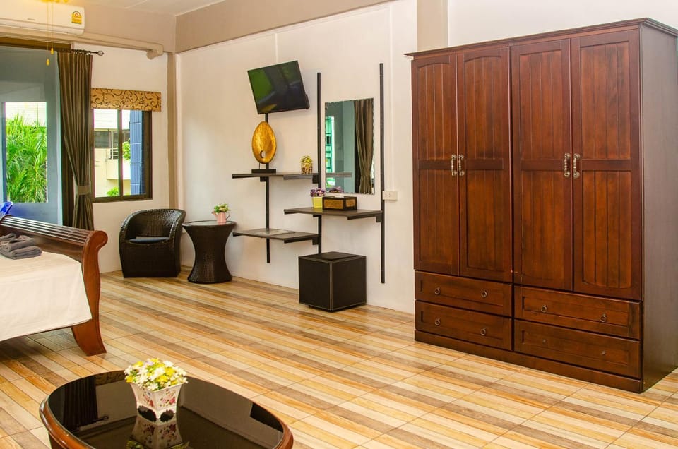 Bed, Seating area, Bedroom