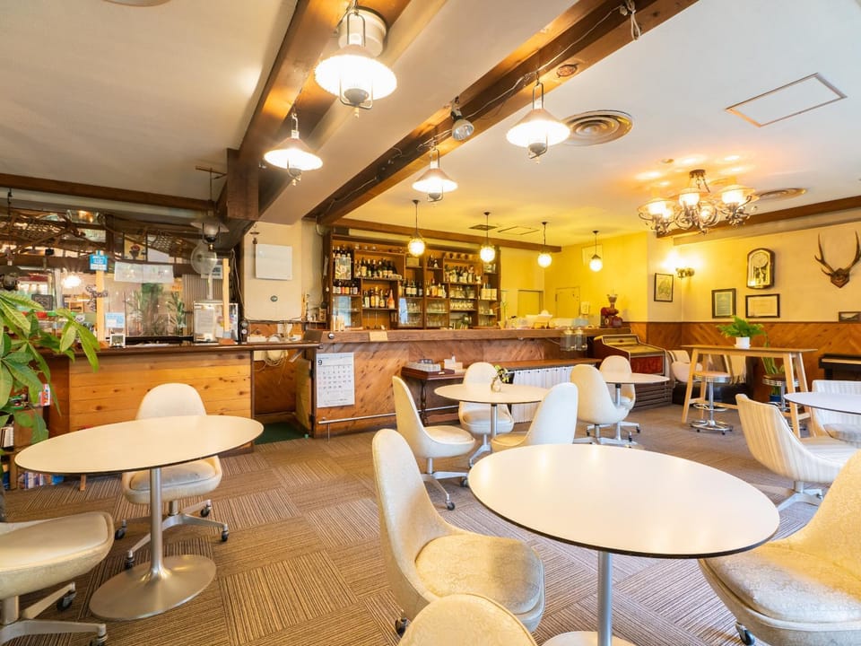 Restaurant/places to eat, Lounge or bar