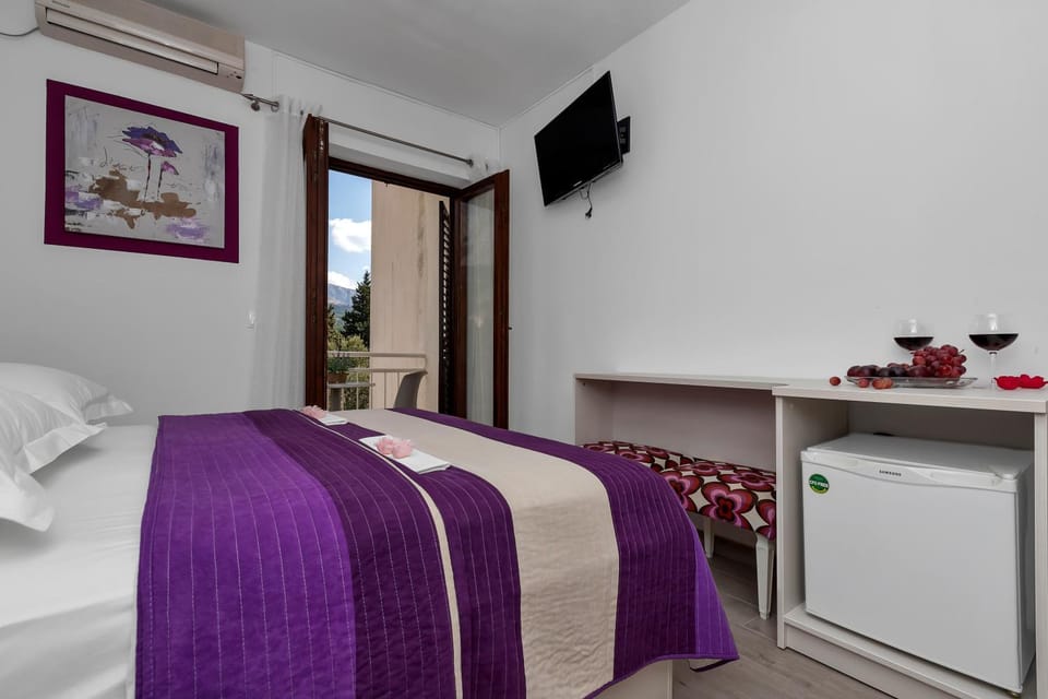 Communal lounge/ TV room, Bed, TV and multimedia, Bedroom