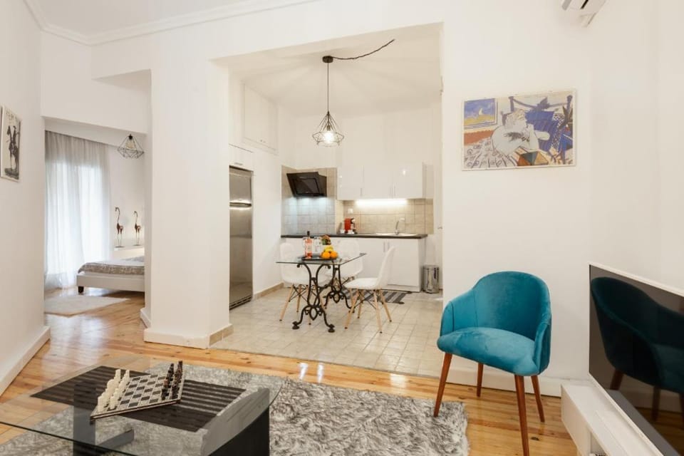 TV and multimedia, Coffee/tea facilities, Balcony/Terrace, Kitchen or kitchenette, Living room, Dining area, Bedroom