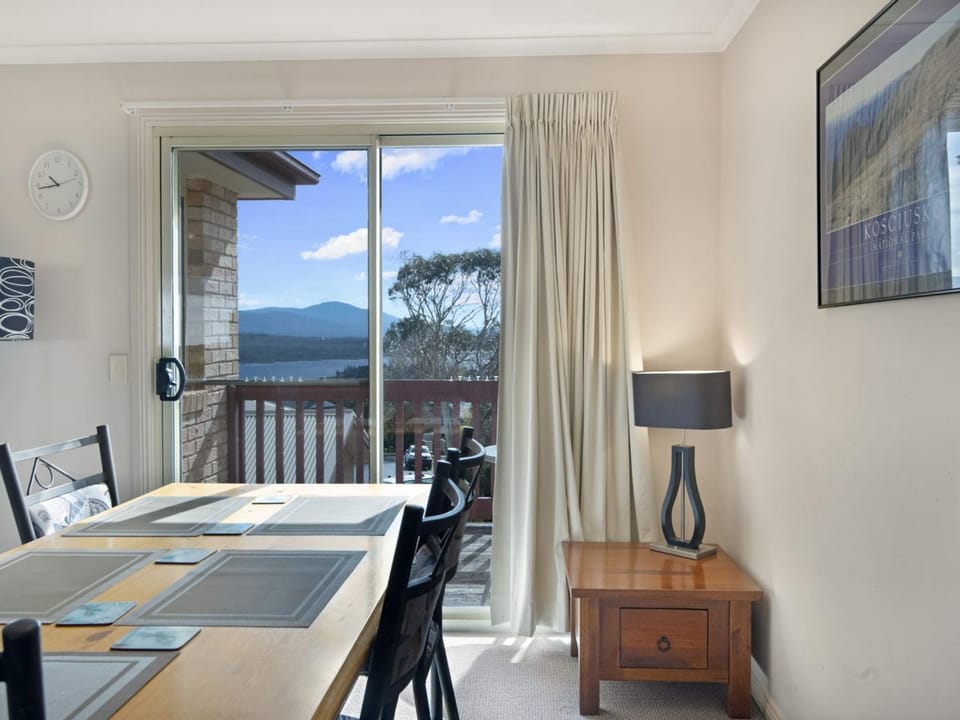 Beloka 7 - 2BR Townhouse l Lake Views l Spa Bath l WiFi House in Jindabyne
