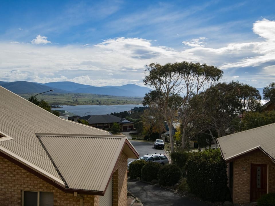 Beloka 7 - 2BR Townhouse l Lake Views l Spa Bath l WiFi House in Jindabyne