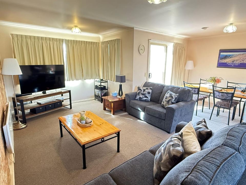 Beloka 7 - Comfortable Townhouse l Lake Views l Spa Bath l WiFi House in Jindabyne