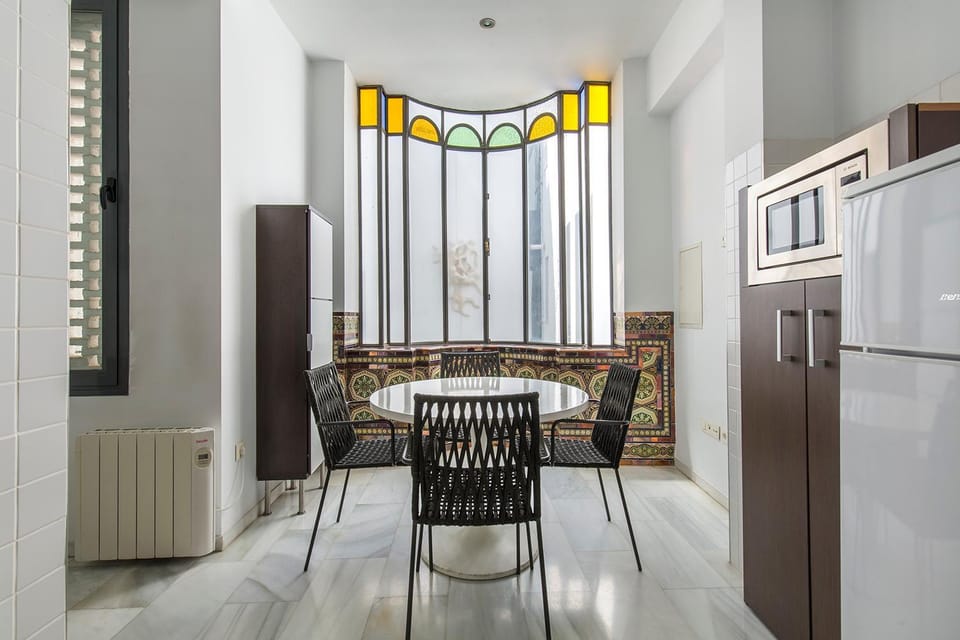 Kitchen or kitchenette, Dining area