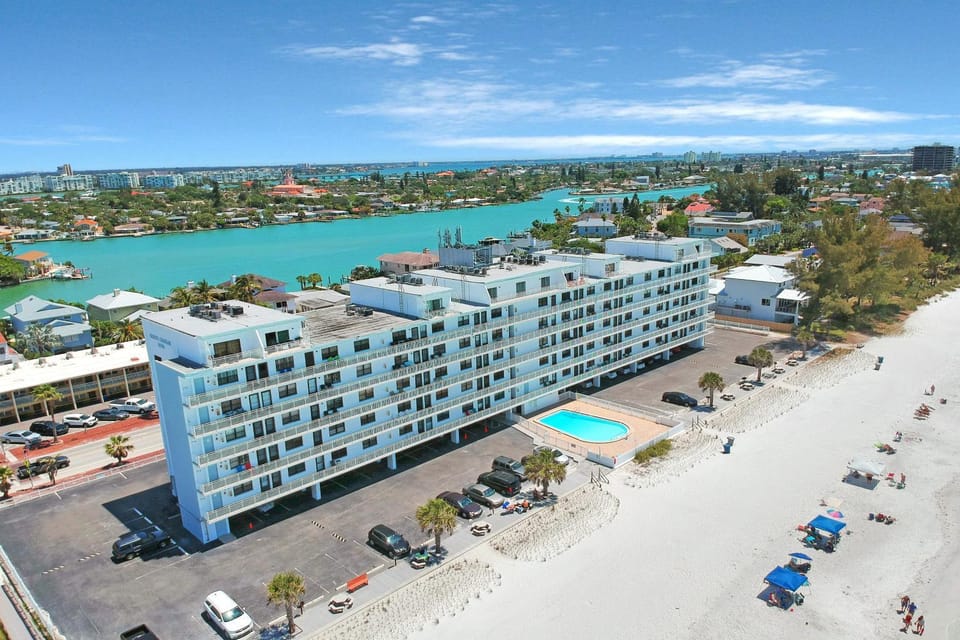 2 Bed 2 Bath Apartment in Tampa Bay House in Sunset Beach