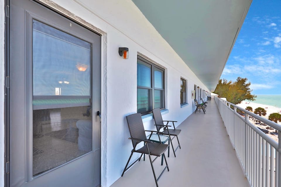 2 Bed 2 Bath Apartment in Tampa Bay House in Sunset Beach