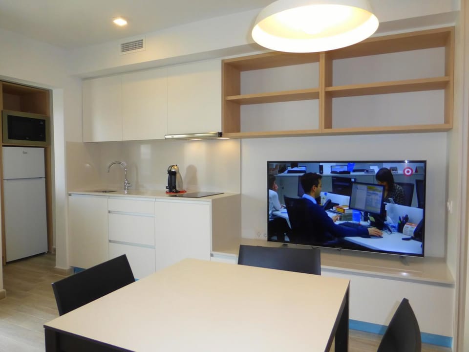 TV and multimedia, Kitchen or kitchenette, Living room, Seating area