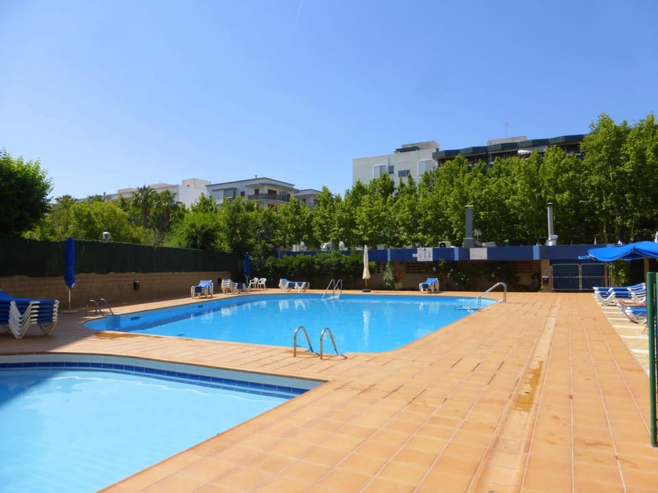 Swimming pool, Swimming pool