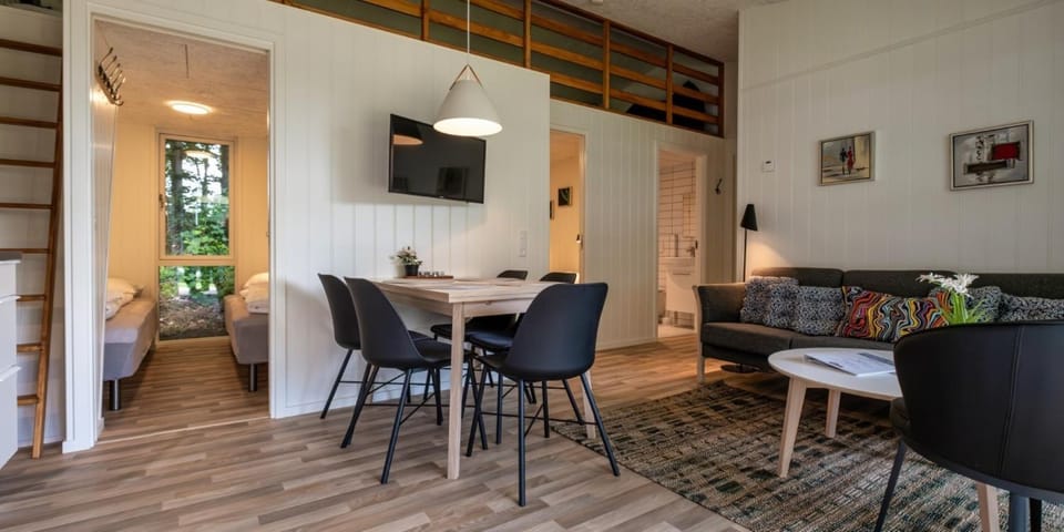 TV and multimedia, Living room, Seating area, Dining area