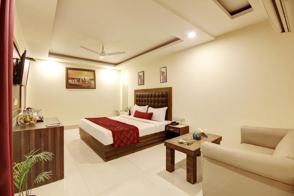 Bed, TV and multimedia, Living room, Seating area, Bedroom