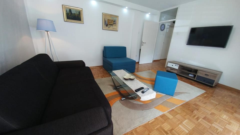 Communal lounge/ TV room, TV and multimedia, Living room, Seating area