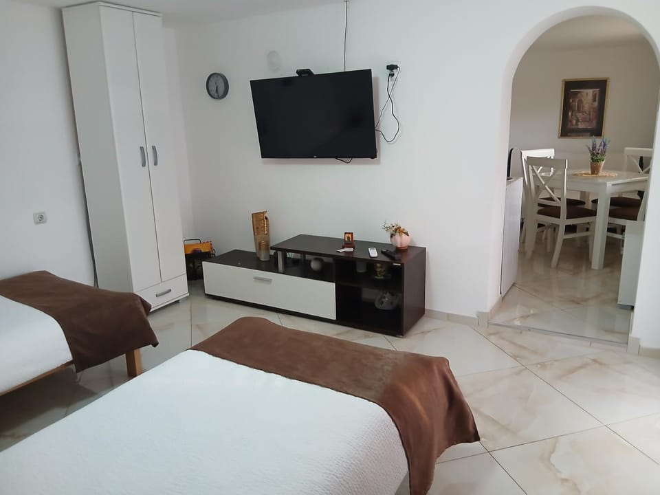 Bed, TV and multimedia, Living room, Photo of the whole room, Bedroom