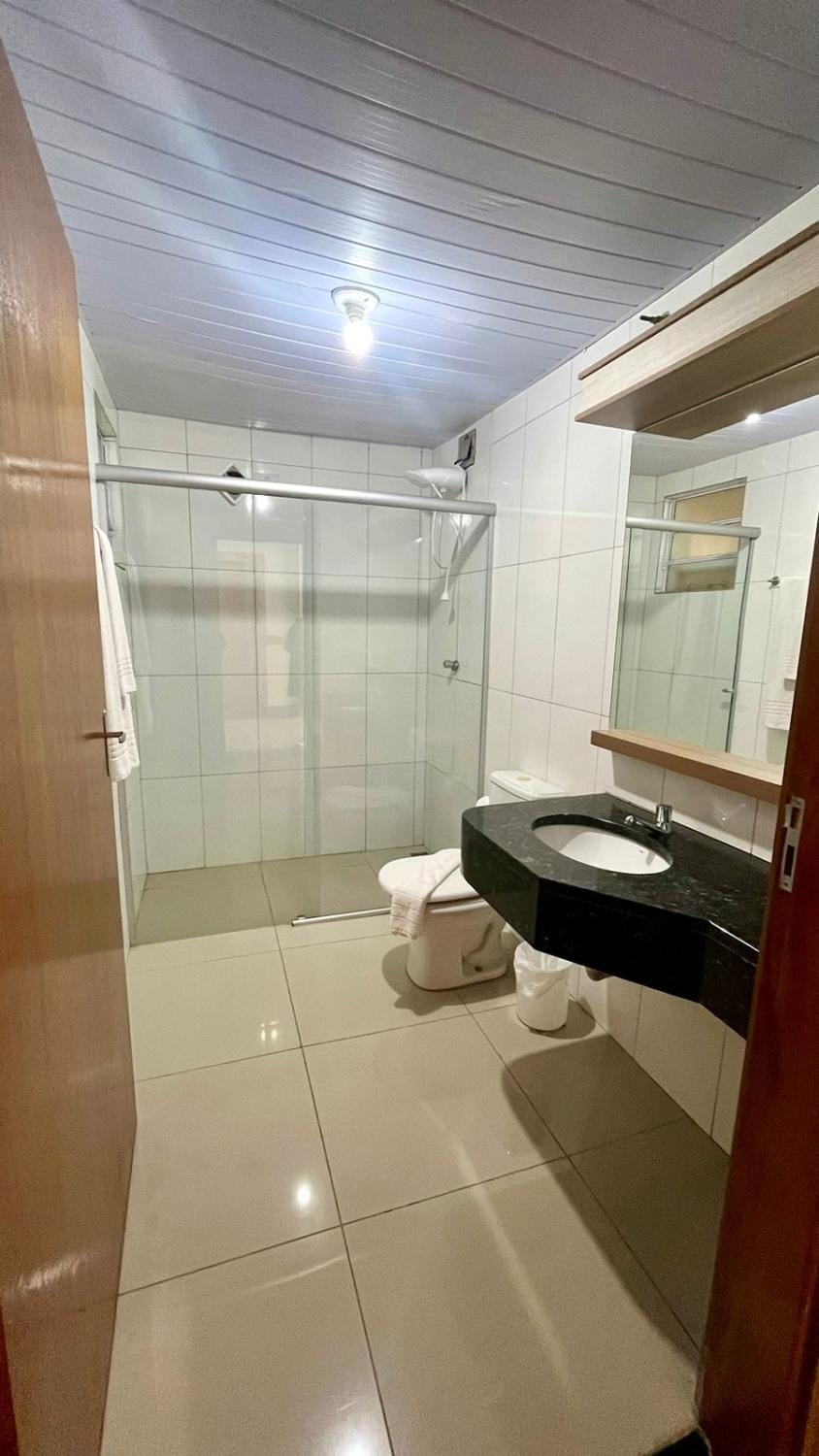 Shower, Toilet, Bathroom, towels, acessibility