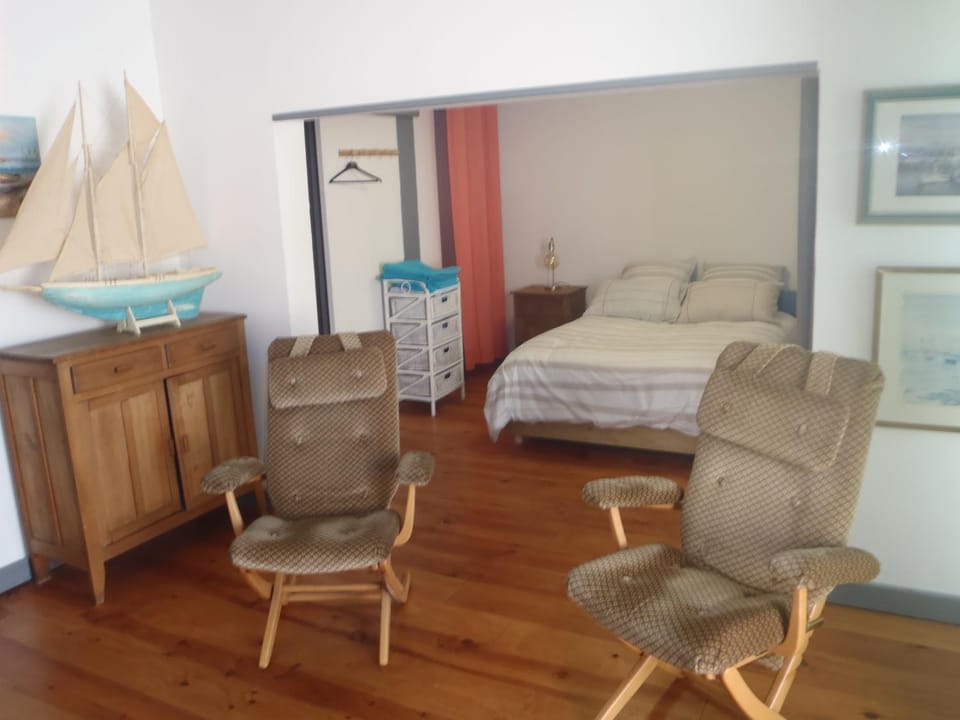 Bed, Living room, Photo of the whole room, Seating area, Bedroom