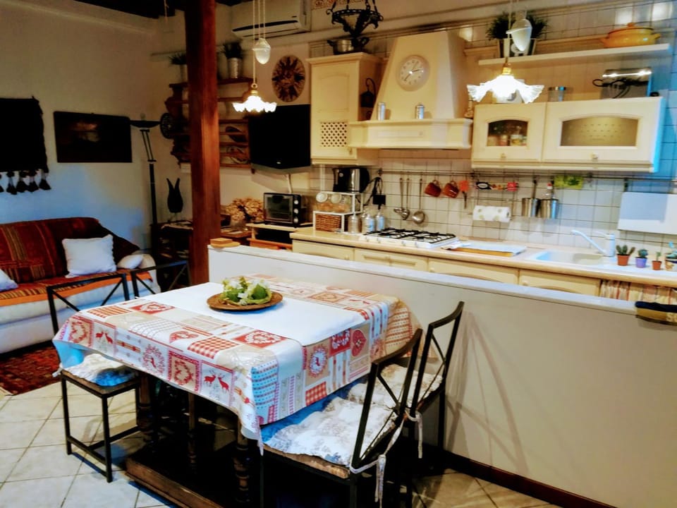 Kitchen or kitchenette, Dining area