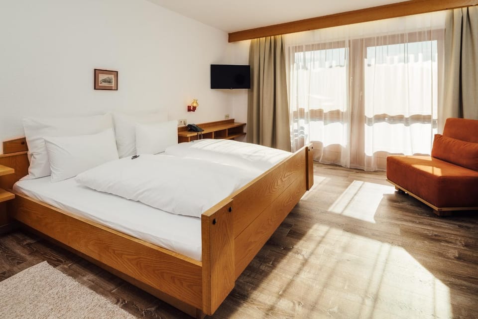 Photo of the whole room, Garden view, Mountain view