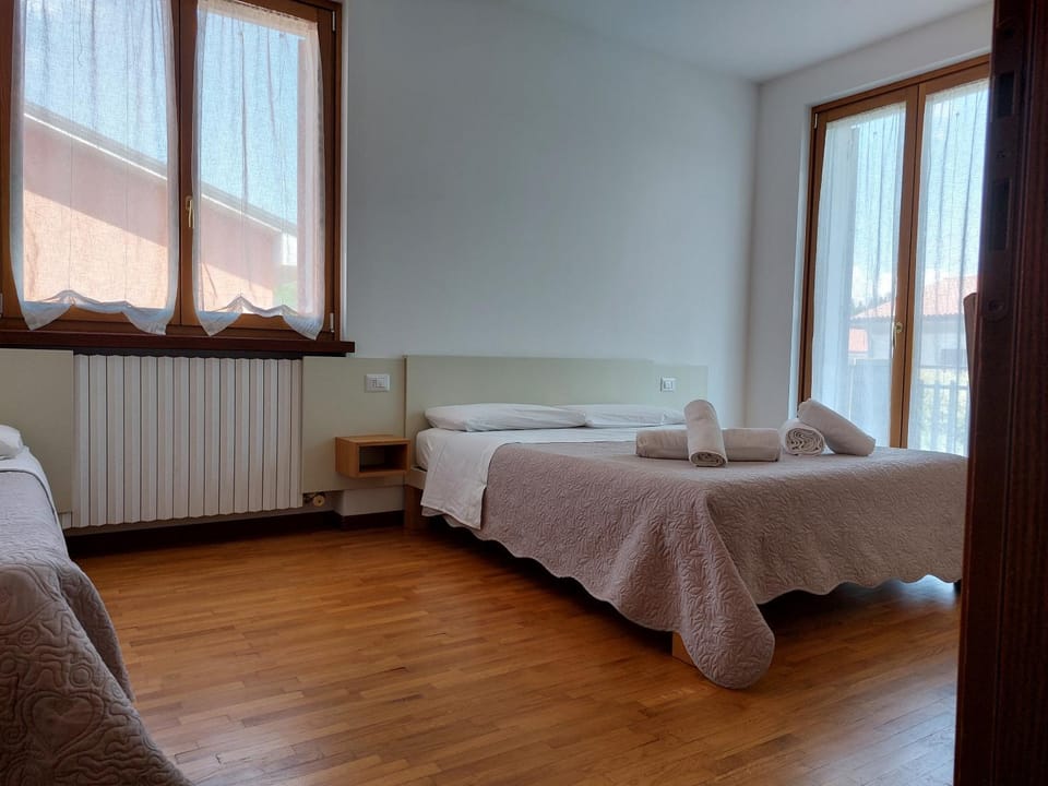 Bed, Bedroom, locker