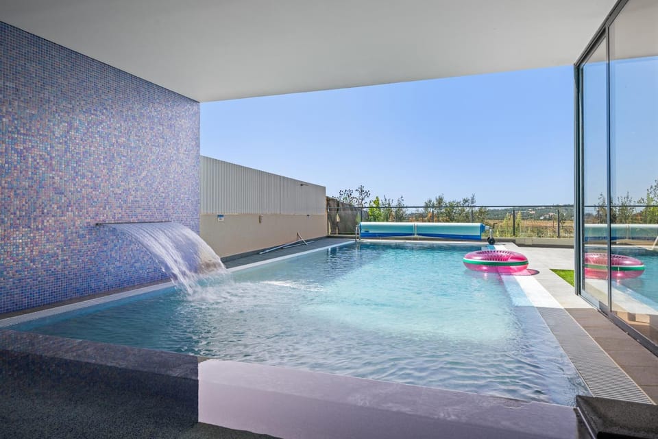 Villa Ria Alvor- Swimming pool & Jacuzzi Villa in Mexilhoeira Grande
