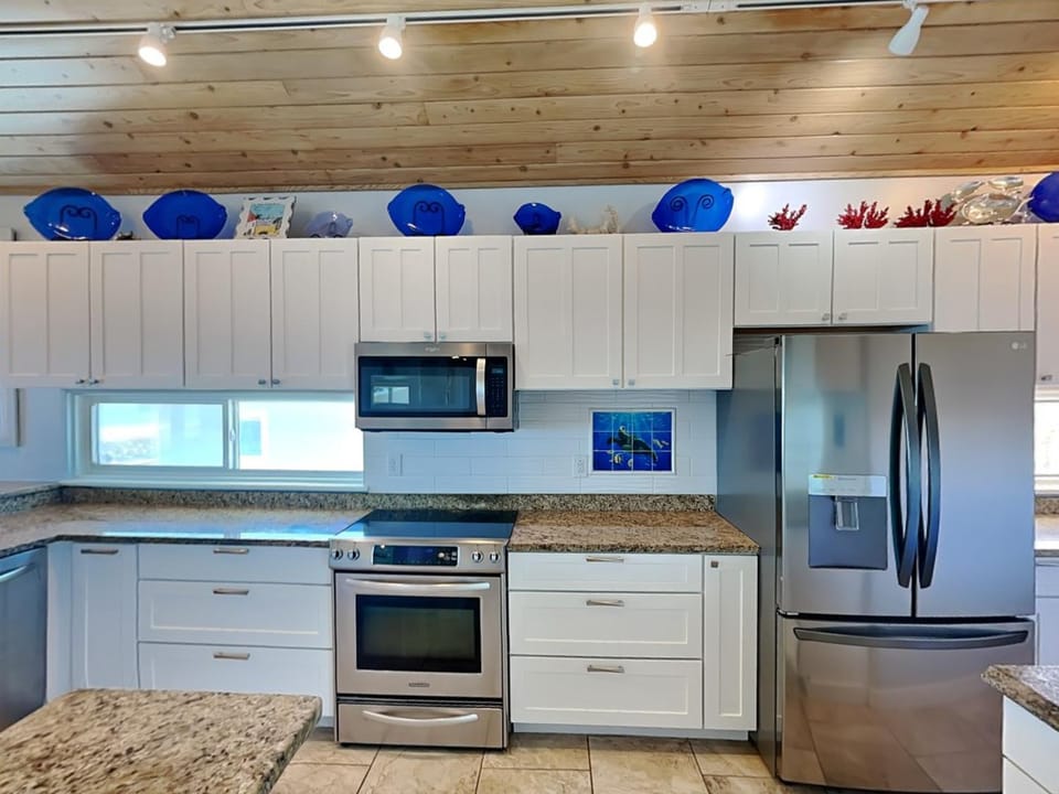 Kitchen or kitchenette, microwave, oven, stove
