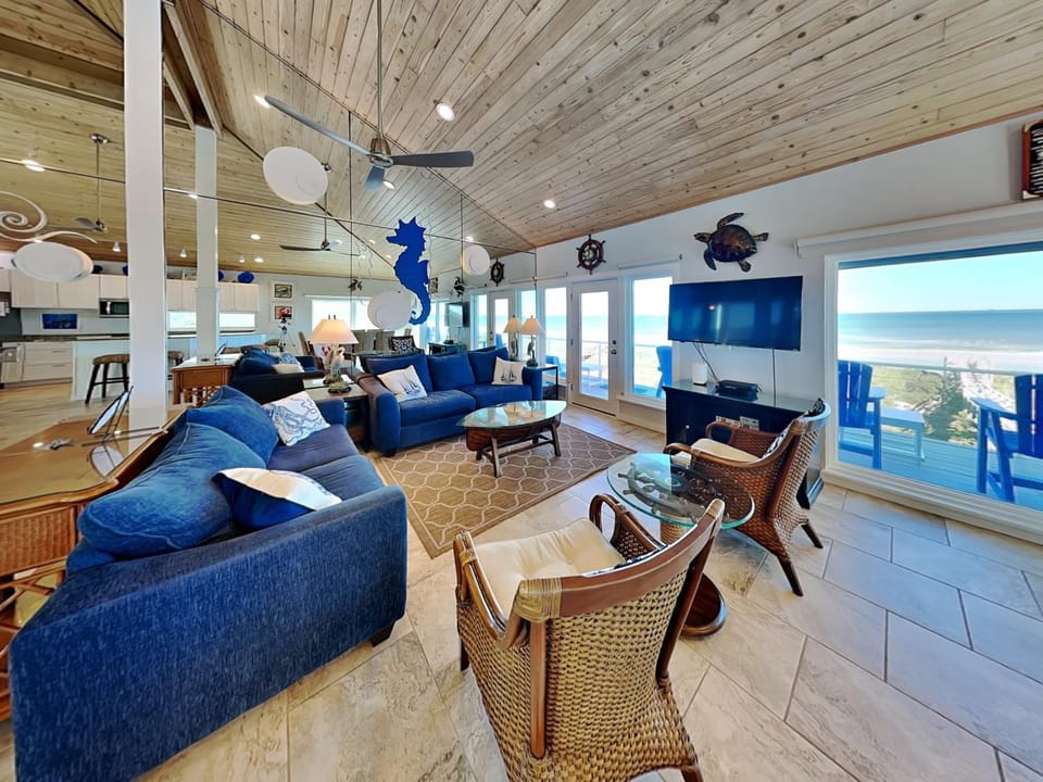 TV and multimedia, View (from property/room), Kitchen or kitchenette, Living room, Seating area, Sea view, furniture
