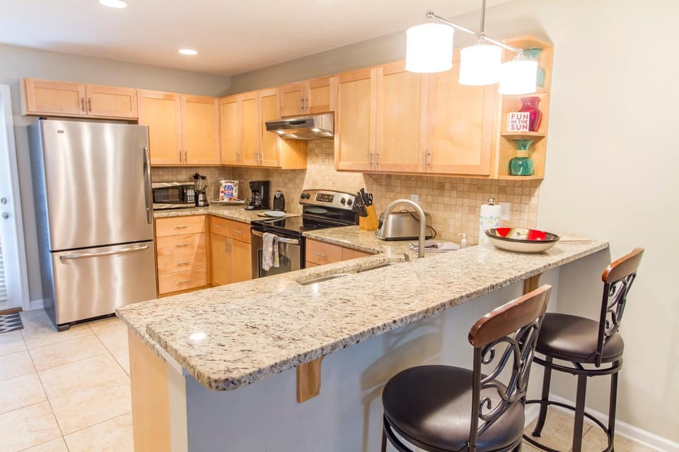 Kitchen or kitchenette, Seating area, oven, stove