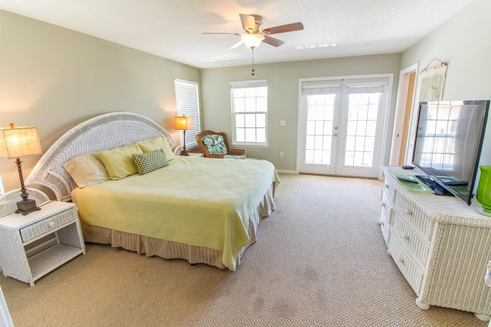 Bed, TV and multimedia, Balcony/Terrace, Bedroom, furniture