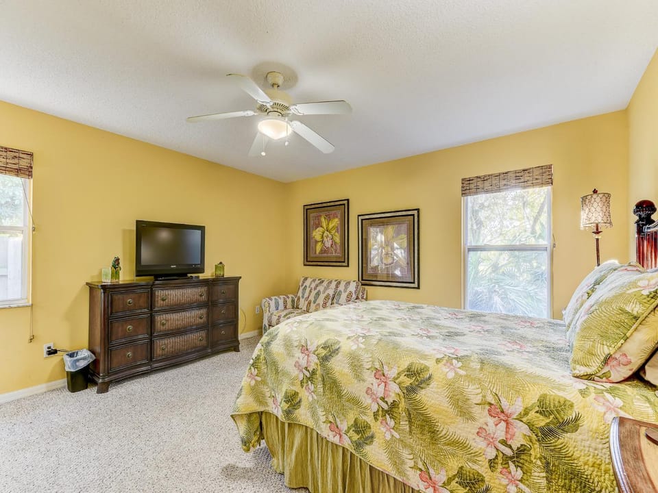 Bed, TV and multimedia, Bedroom