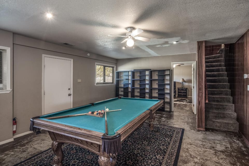 Billiard, Game Room, Seating area, furniture