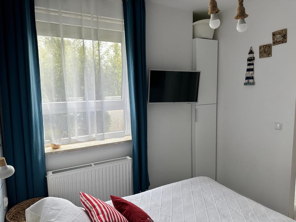 Bed, TV and multimedia, Bedroom