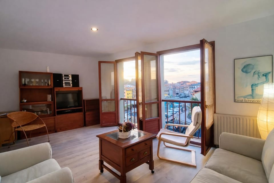 Communal lounge/ TV room, Balcony/Terrace, City view, Sea view