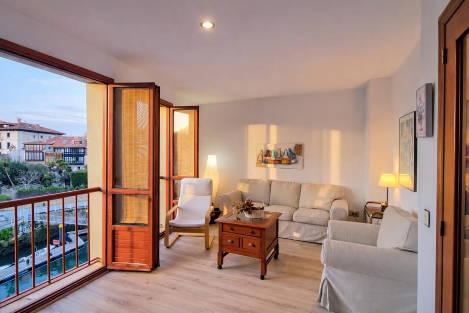 Communal lounge/ TV room, Living room, City view, River view, Sea view