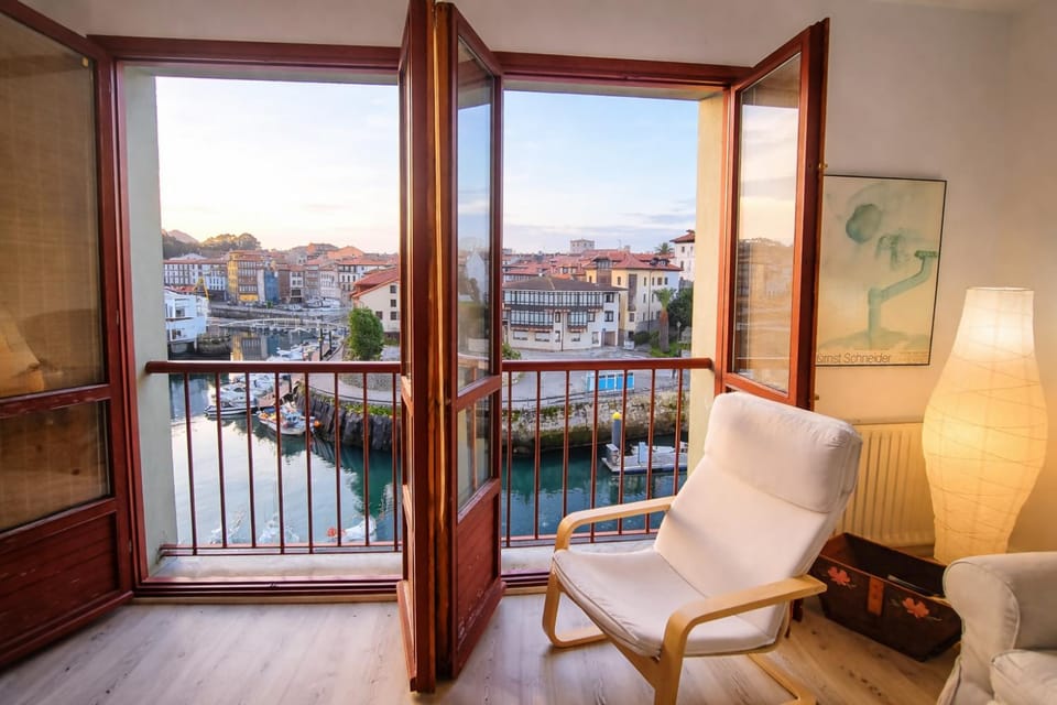 Game Room, Balcony/Terrace, Living room, City view, Sea view
