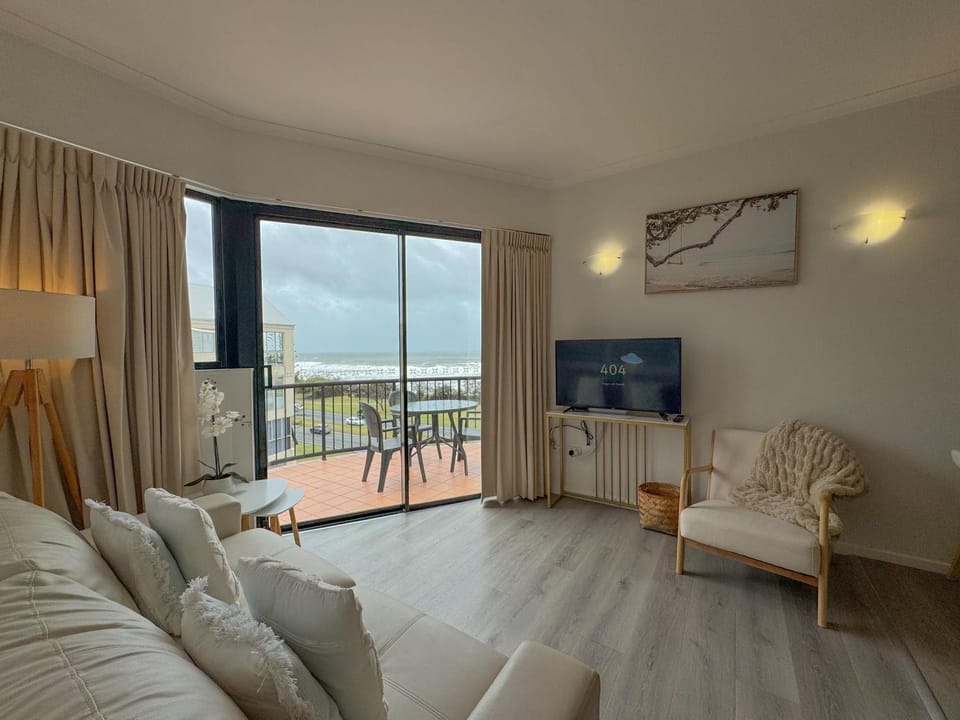 Ocean Views - Top floor Apartment in Sunshine Coast