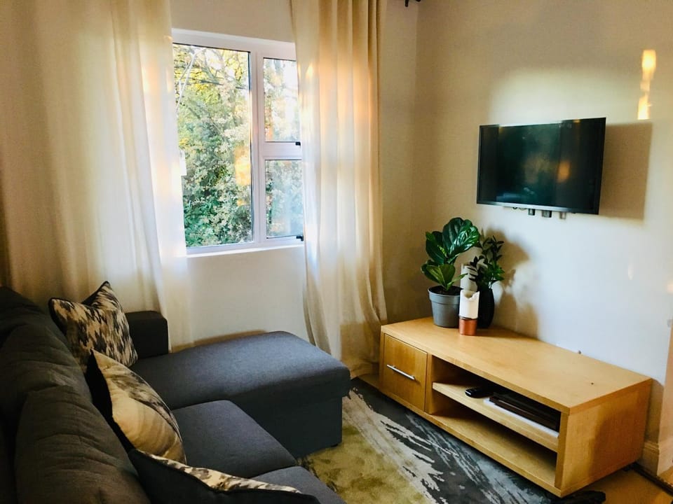 Communal lounge/ TV room, TV and multimedia, Living room, Seating area