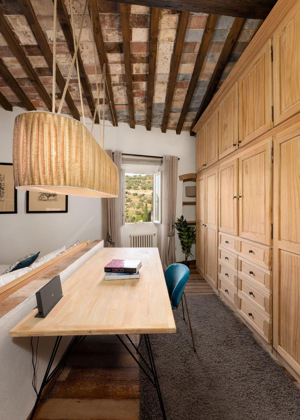 Seating area, Bedroom, wardrobe
