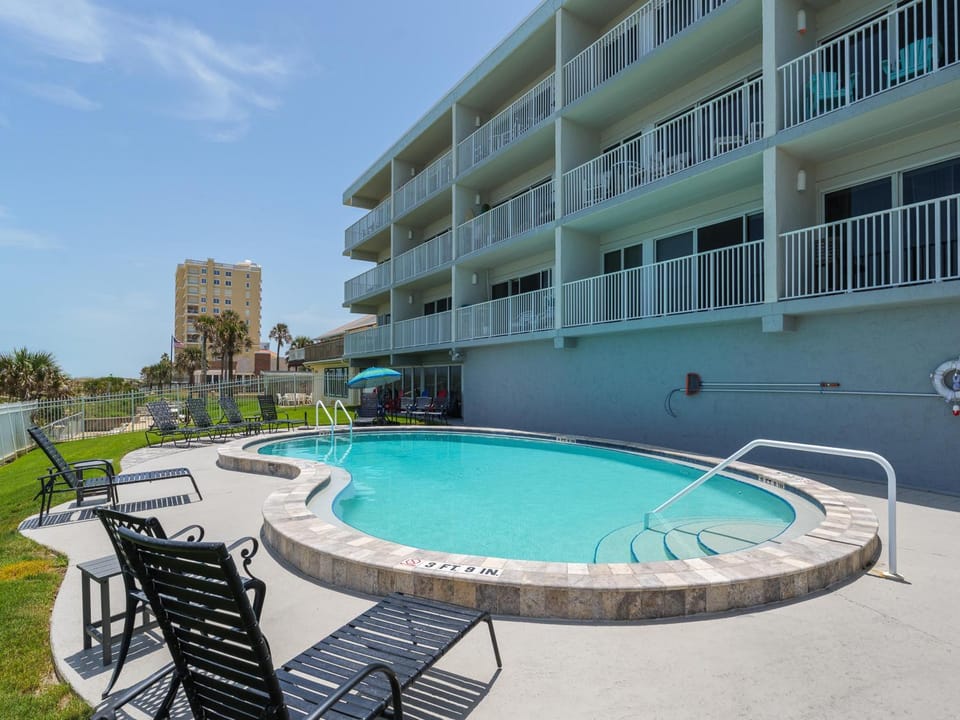 Property building, Neighbourhood, Garden, Balcony/Terrace, Swimming pool