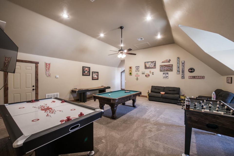 Billiard, Game Room, Seating area, furniture