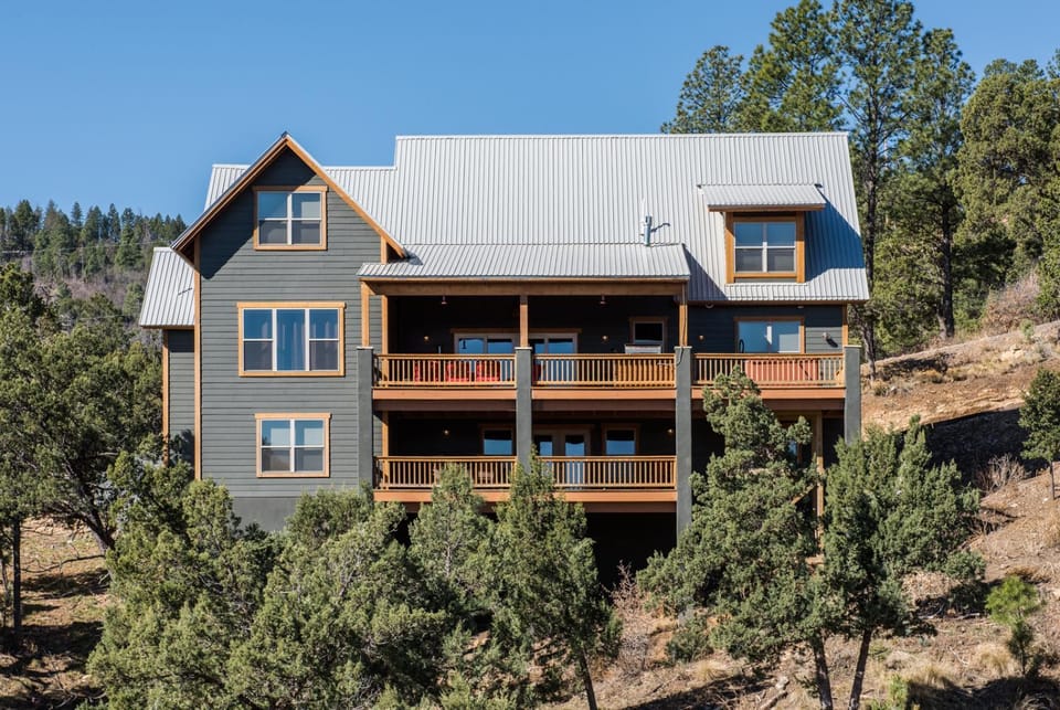 Property building, Natural landscape, Garden, Balcony/Terrace