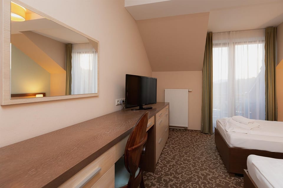 Bed, TV and multimedia, wardrobe