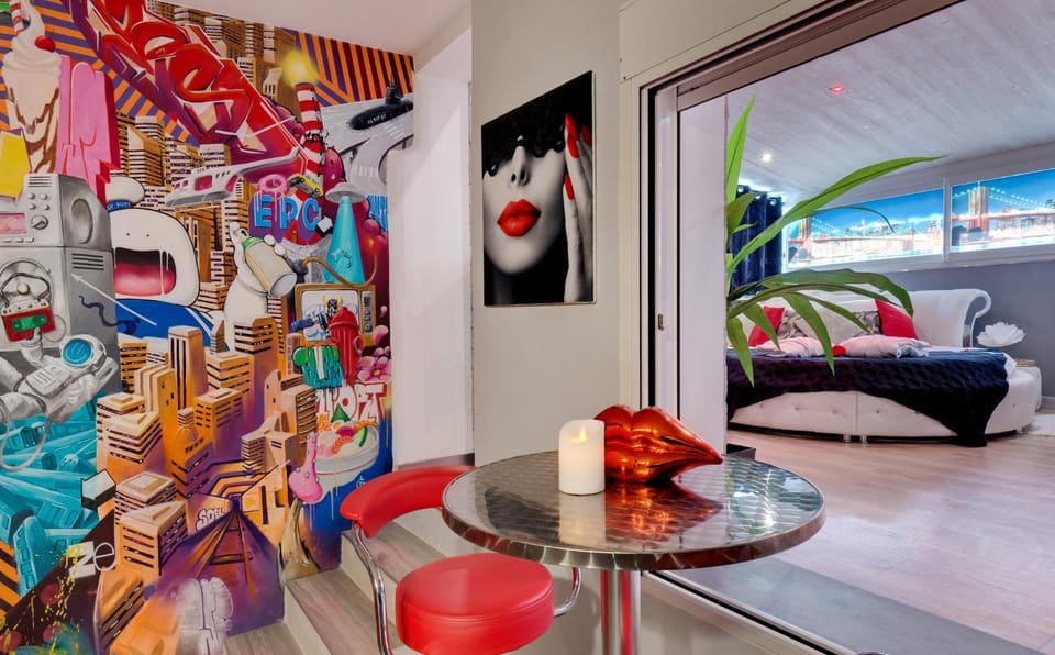 SUITE BROOKLYN JACUZZI Apartment in Auvergne-Rhône-Alpes