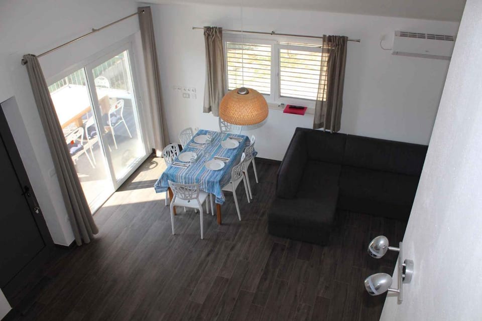 Seating area, Dining area, air conditioner