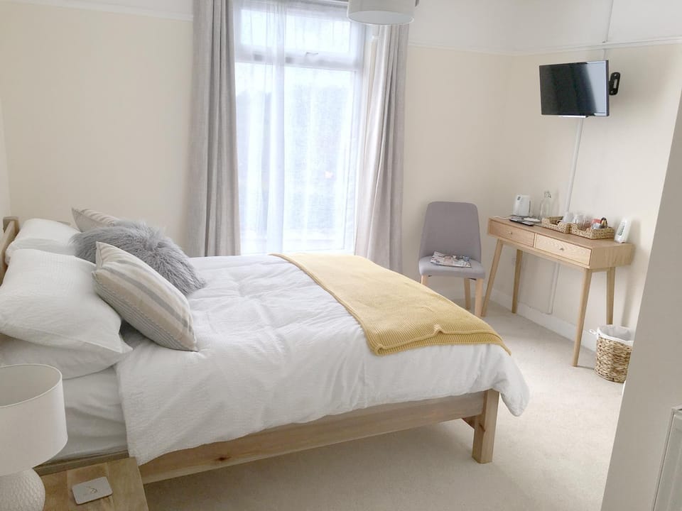 TV and multimedia, Photo of the whole room, Bedroom
