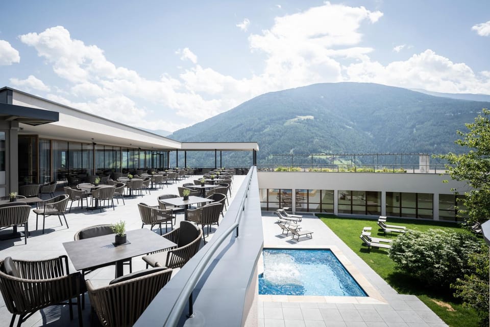 Property building, Restaurant/places to eat, Balcony/Terrace, Mountain view, Pool view, Breakfast