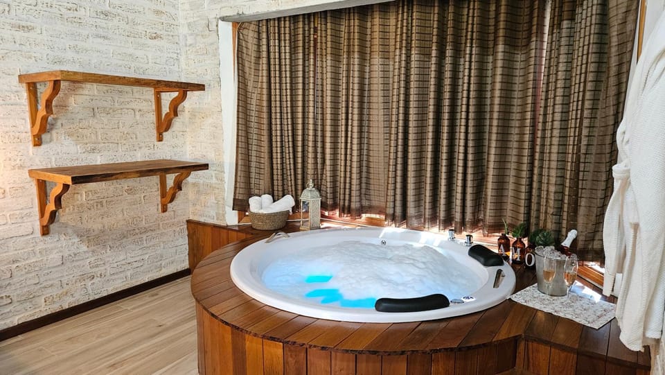 Hot Tub, Bathroom