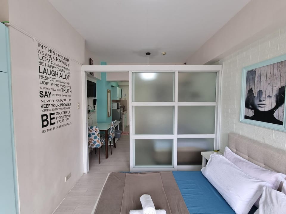 4 pax Tagaytay Prime Staycation WIFI NETFLIX and light cooking FREE VIEWDECK Apartment in Tagaytay