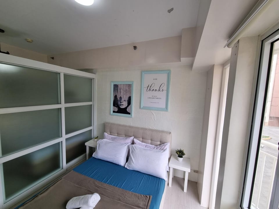 4 pax Tagaytay Prime Staycation WIFI NETFLIX and light cooking FREE VIEWDECK Apartment in Tagaytay