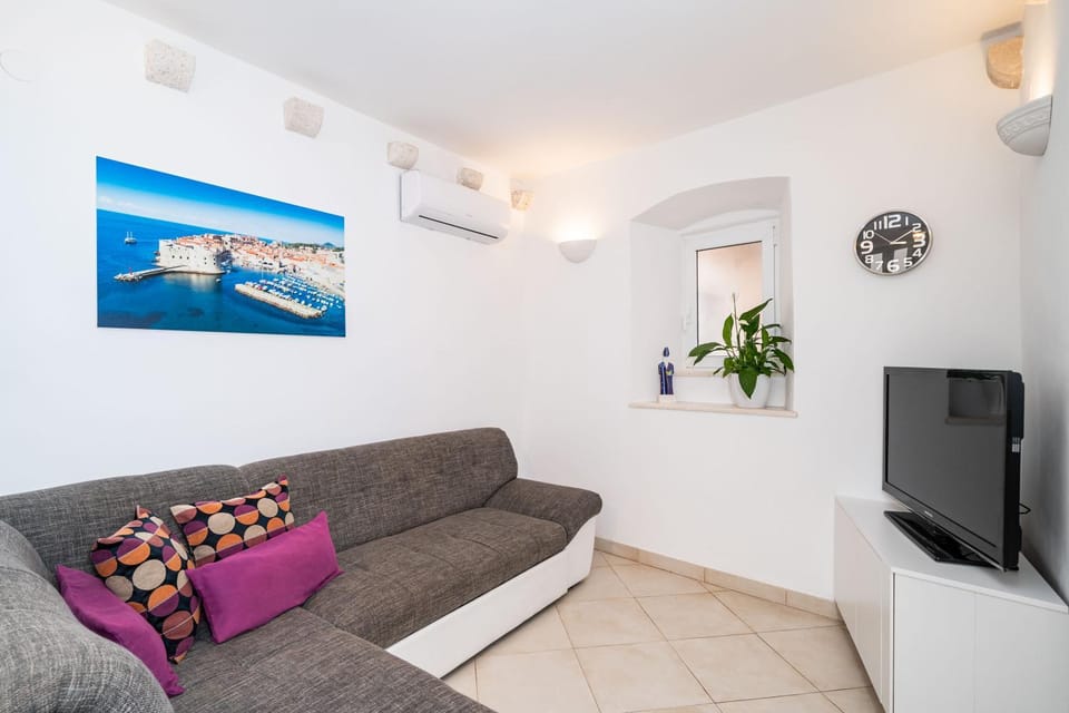 Property building, TV and multimedia, Living room, air conditioner